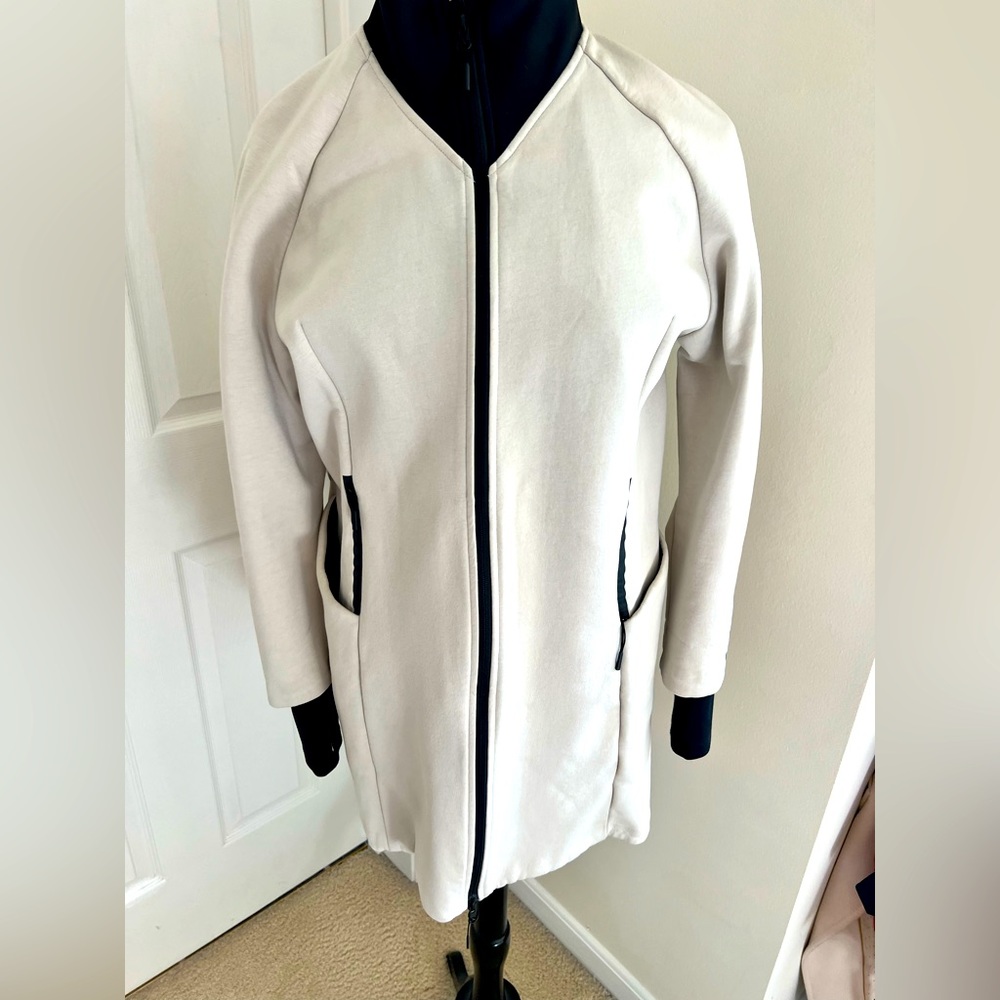 Women’s NIKE sports coat. Wind/rain proof stretch material. Size M. Like new.